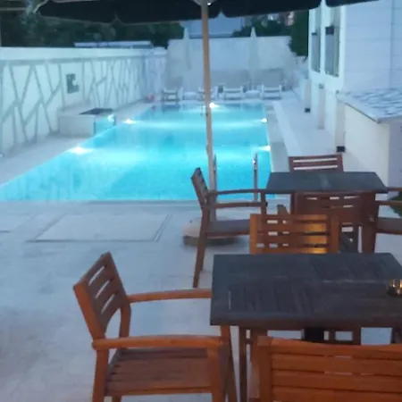 In Luxury קמר